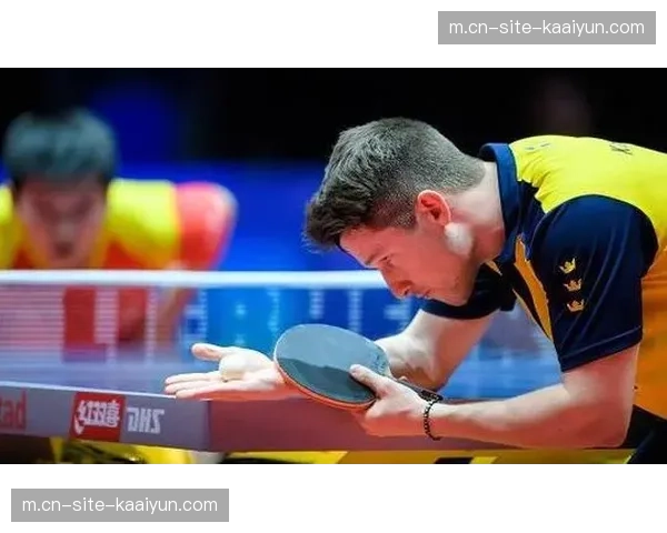 法尔克利用主场气势施压 开场阶段高强度逼抢制造混乱 法尔克利用主场气势施压 开场阶段高强度逼抢制造混乱